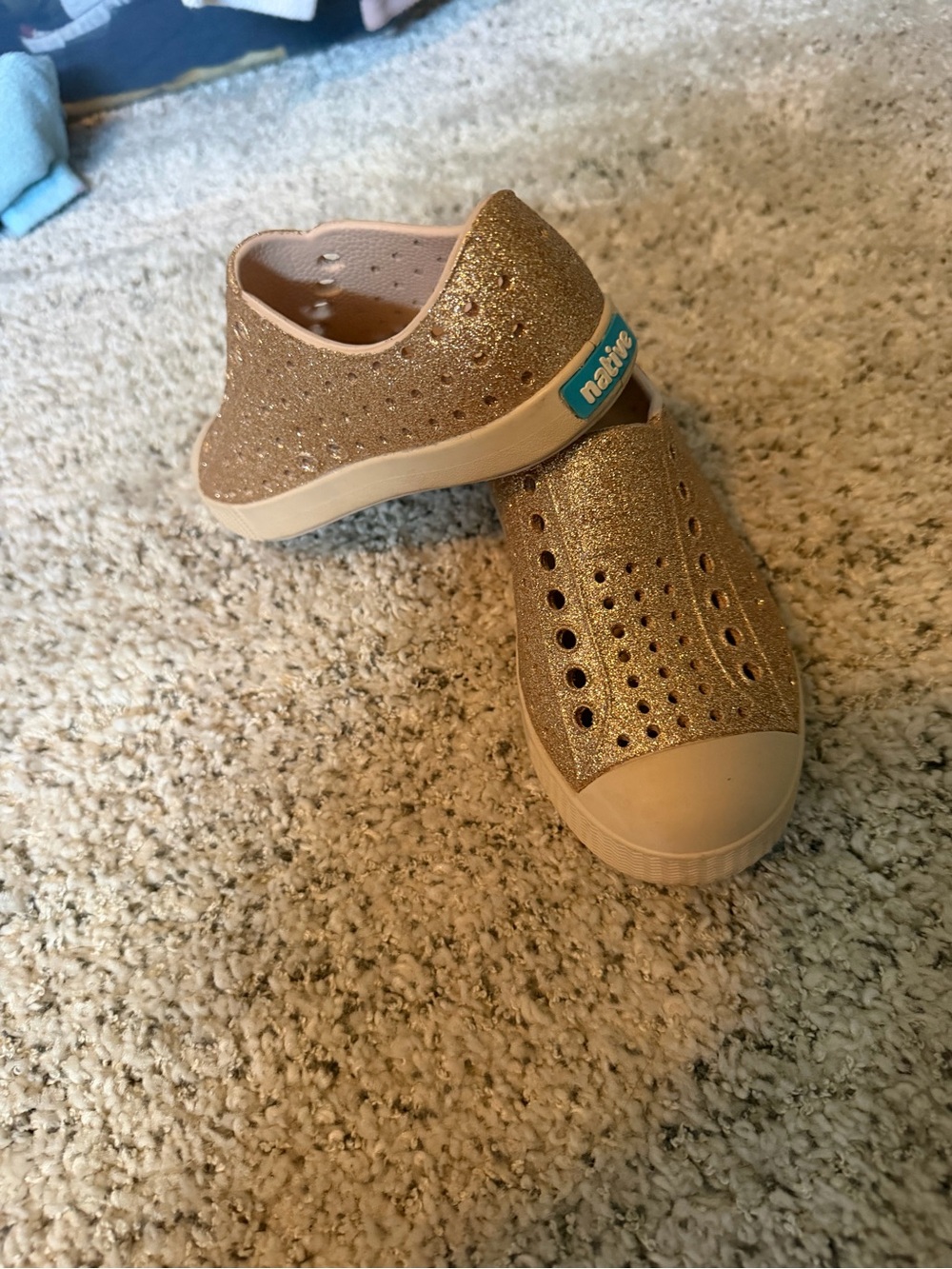 Native Kids gold Glitter Slip-On Water Shoes - Gold with Beige Trim Euc 9